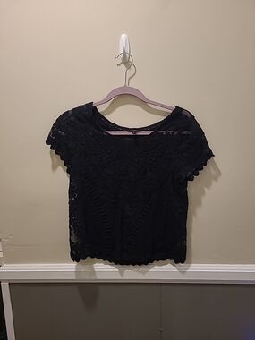 Express Womens Black Lace Scalloped Shirt Top Cropped Short Sleeve Small NWOT